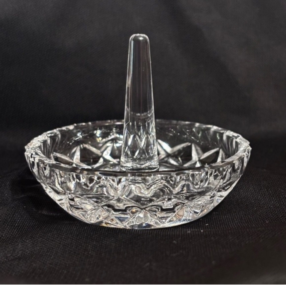 VINTAGE Crystal Cut Base Ringminder Ring HolderVINTAGE Cut base design